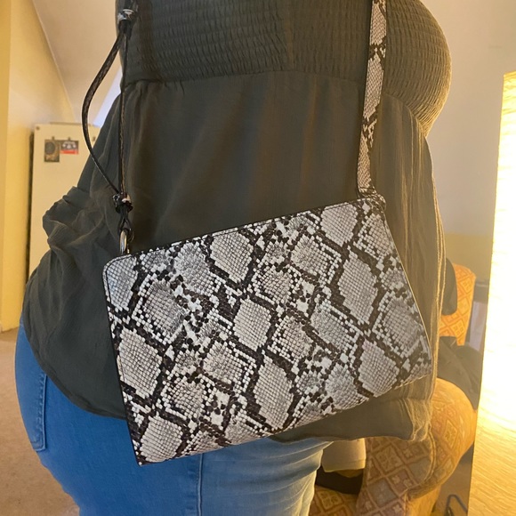 Urban Outfitters Handbags - URBAN OUTFITTERS BAG! LIKE NEW